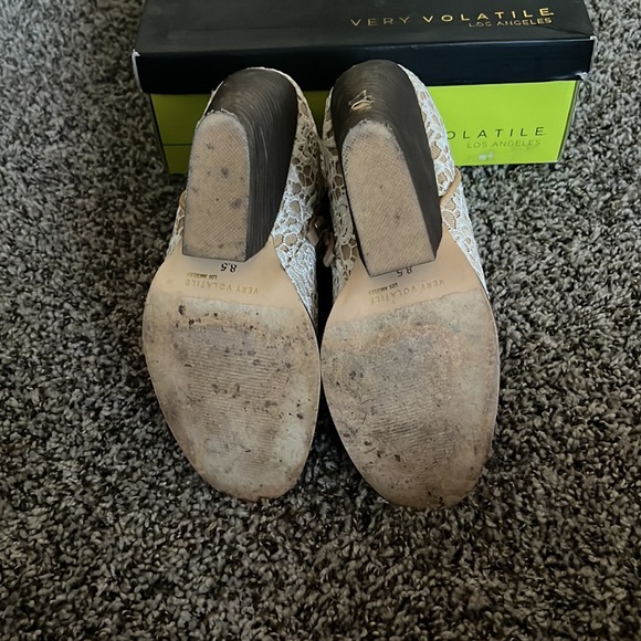 Very Volatile 8.5 cream and white lace bootie comes with box. - Picture 4 of 5